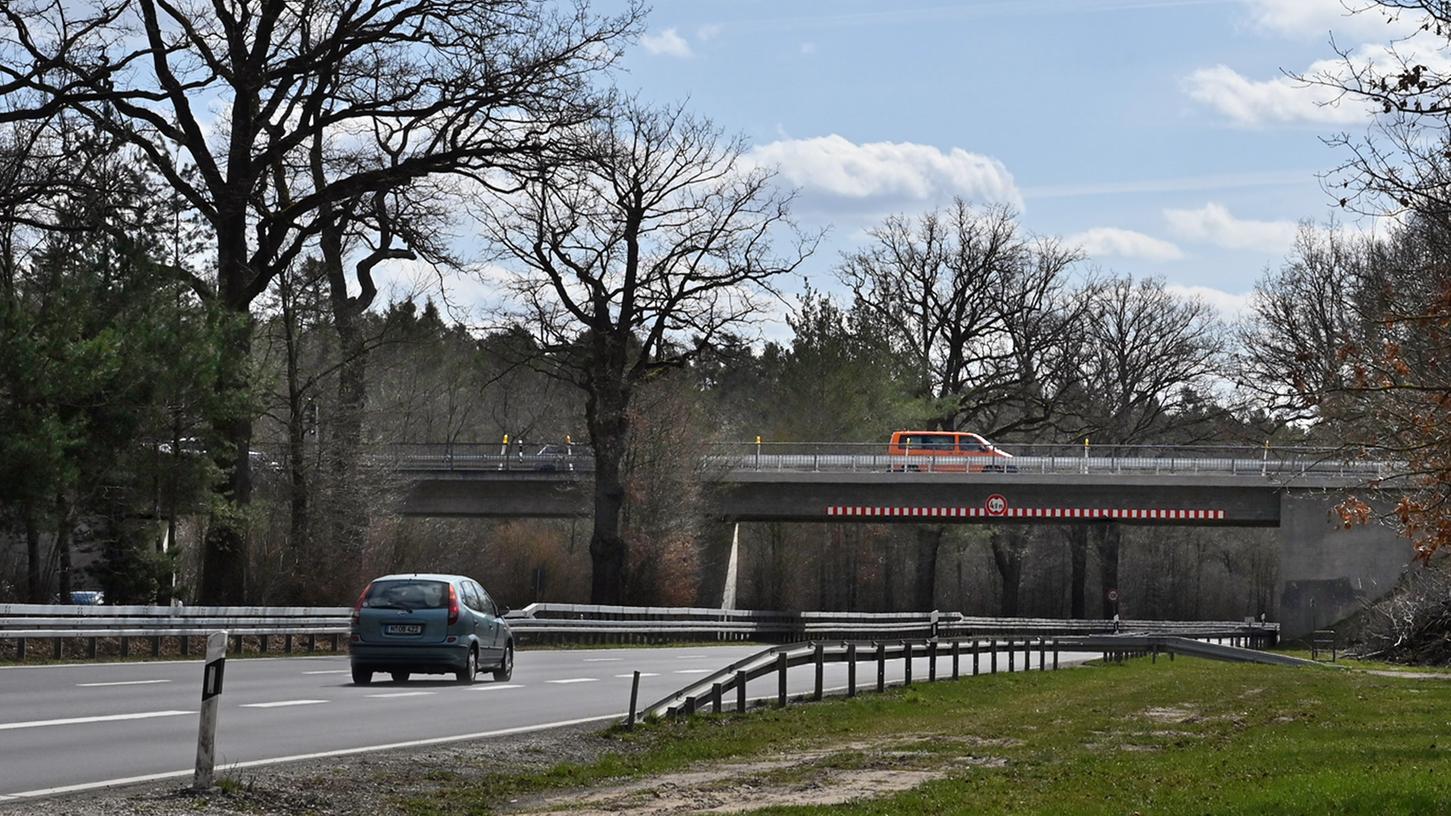 Die Weinstraßen-Brücke bei Tennenlohe wird saniert. Die Weinstraßen-Brücke bei Tennenlohe wird saniert.