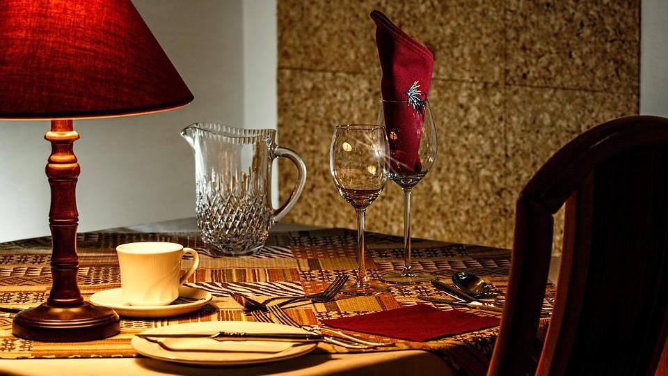 Der Einbrecher veranstaltete in der fremden Gartenlaube ein "Dinner for one". Der Einbrecher veranstaltete in der fremden Gartenlaube ein "Dinner for one".