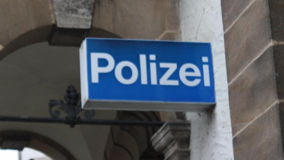 Gunzenhausen: Mann fährt zur Polizei, steigt schreiend aus - und muss gefesselt werden