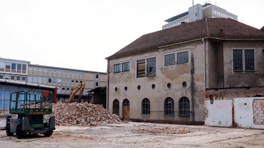 Ein riesiger Schuttberg im Nürnberger Stadtteil Gostenhof: Denn am Volksbad Nürnberg haben Abrissarbeiten begonnen. Allerdings soll prinzipiell so viel wie möglich von der historischen Substanz erhalten bleiben. 