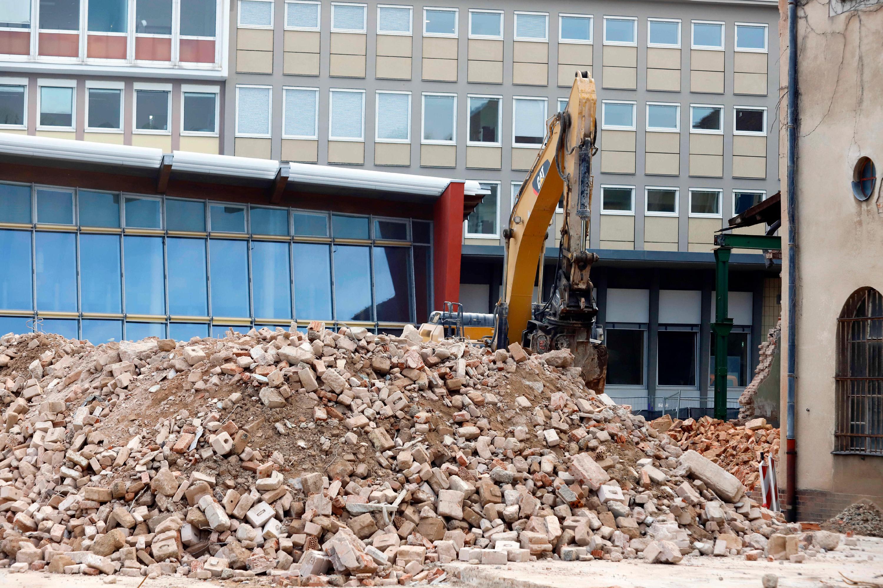 Zunächst wird das nicht mehr original erhaltene Kesselhaus am Volksbad entfernt. Dort wird mit fast gleichem Grundriss ein neuer Gebäudeteil entstehen - mit großem Lehrschwimmbecken und darüber Umkleiden für die Öffentlichkeit und Schulklassen.