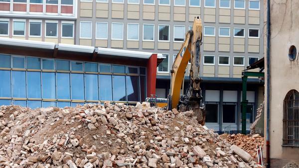 Zunächst wird das nicht mehr original erhaltene Kesselhaus am Volksbad entfernt. Dort wird mit fast gleichem Grundriss ein neuer Gebäudeteil entstehen - mit großem Lehrschwimmbecken und darüber Umkleiden für die Öffentlichkeit und Schulklassen.