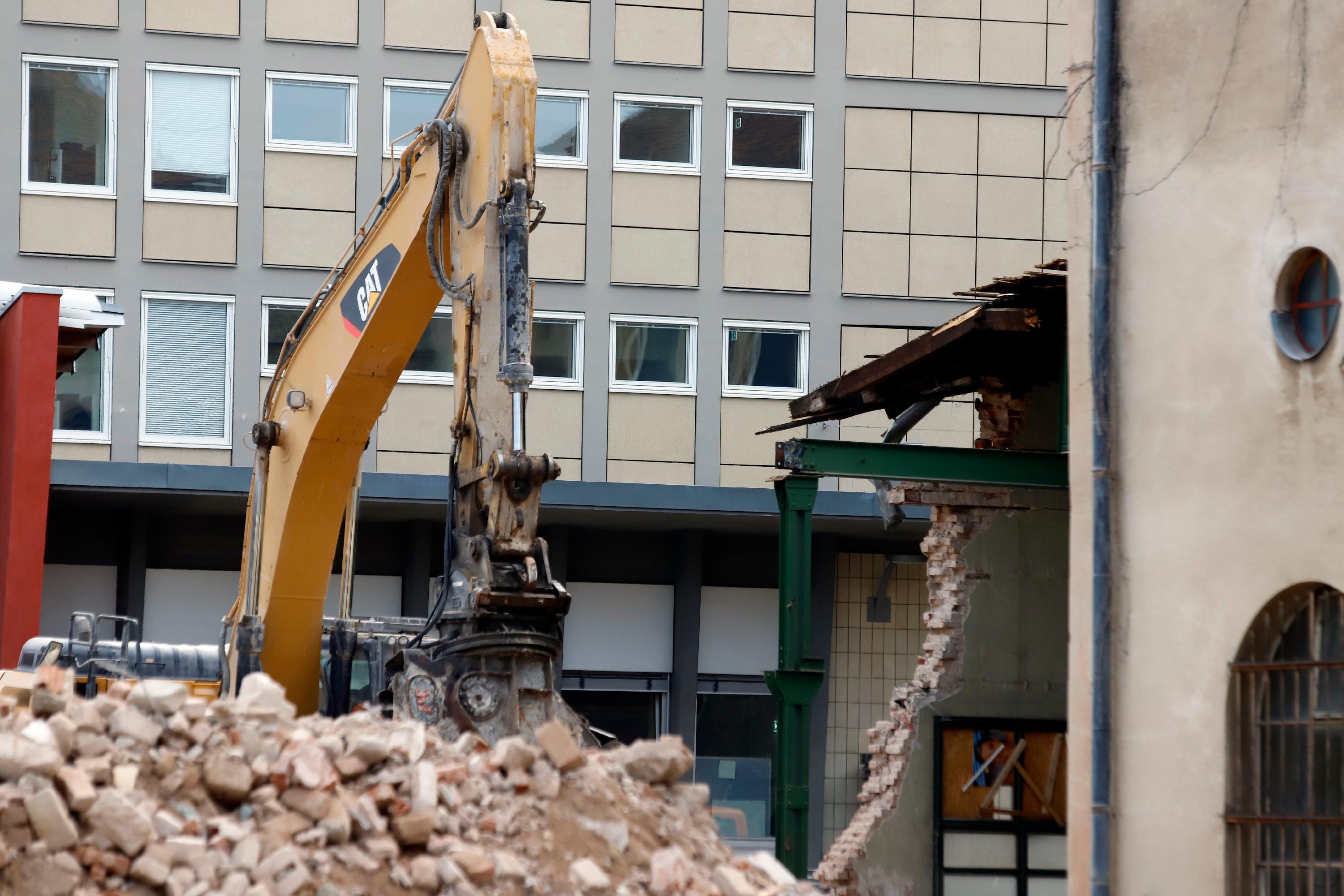 Das Projekt wird ziemlich teuer: 55 Millionen Euro sind für die  Sanierung des seit vielen Jahren geschlossenen Volksbads am Plärrer angesetzt. Doch die Stadt verteidigt die Arbeiten immer wieder. 