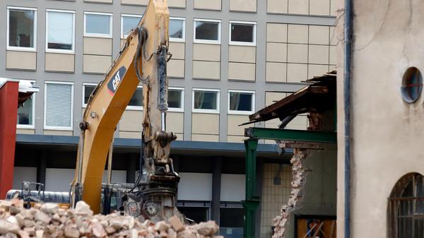 Das Projekt wird ziemlich teuer: 55 Millionen Euro sind für die Sanierung des seit vielen Jahren geschlossenen Volksbads am Plärrer angesetzt. Doch die Stadt verteidigt die Arbeiten immer wieder.