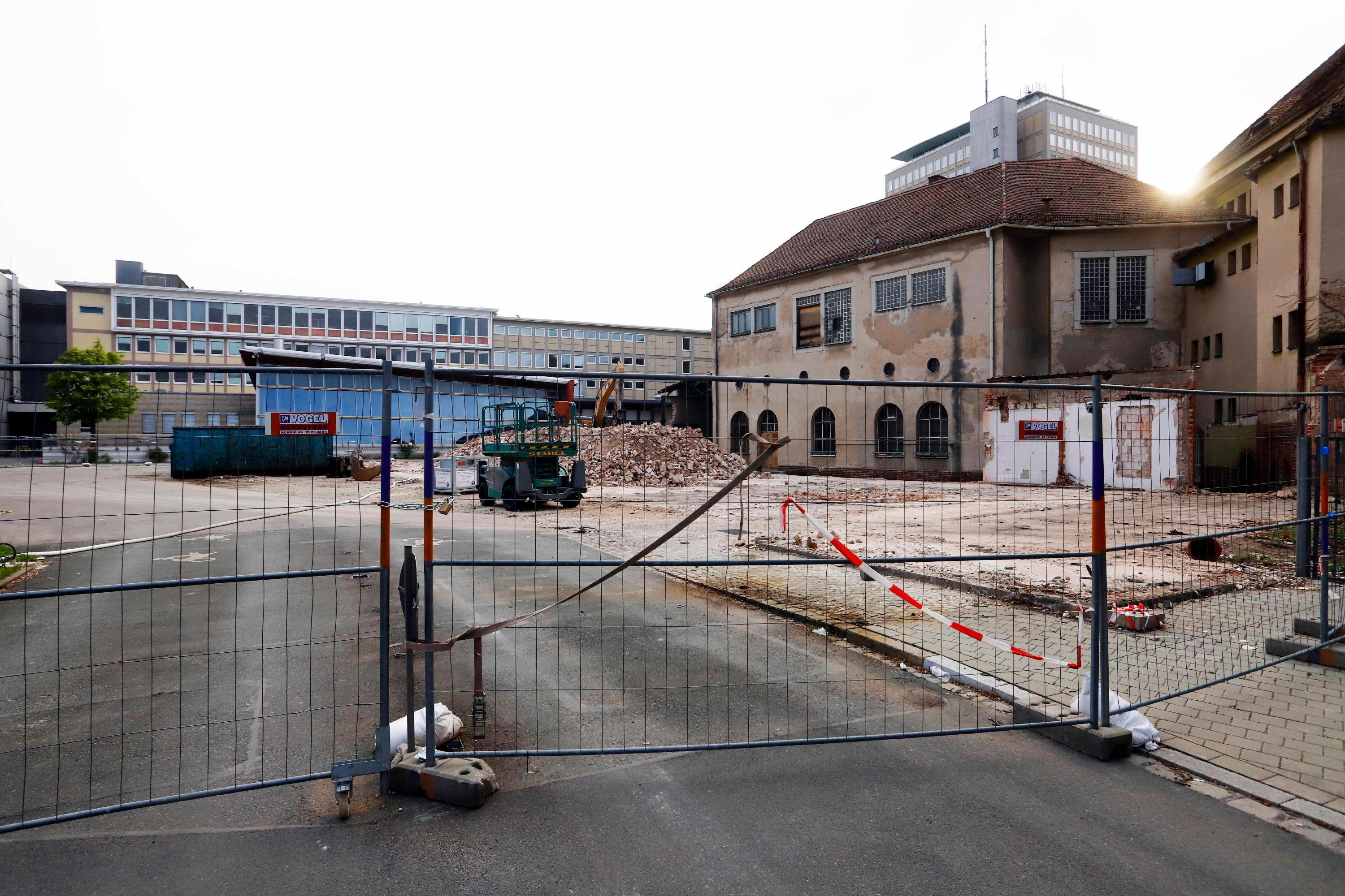 Es sei eine einzigartige Chance, denn Freistaat und Bund haben Zuschüsse in Höhe von 26 Millionen Euro zugesagt. Die Gebäude müssten außerdem dringend saniert werden, auch fehle im Westen der Stadt ein Bad.