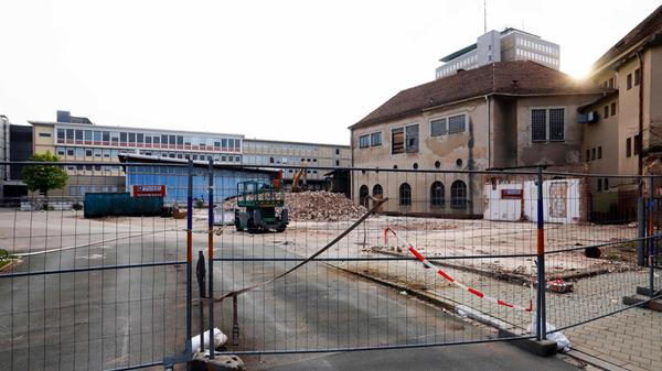 Es sei eine einzigartige Chance, denn Freistaat und Bund haben Zuschüsse in Höhe von 26 Millionen Euro zugesagt. Die Gebäude müssten außerdem dringend saniert werden, auch fehle im Westen der Stadt ein Bad.