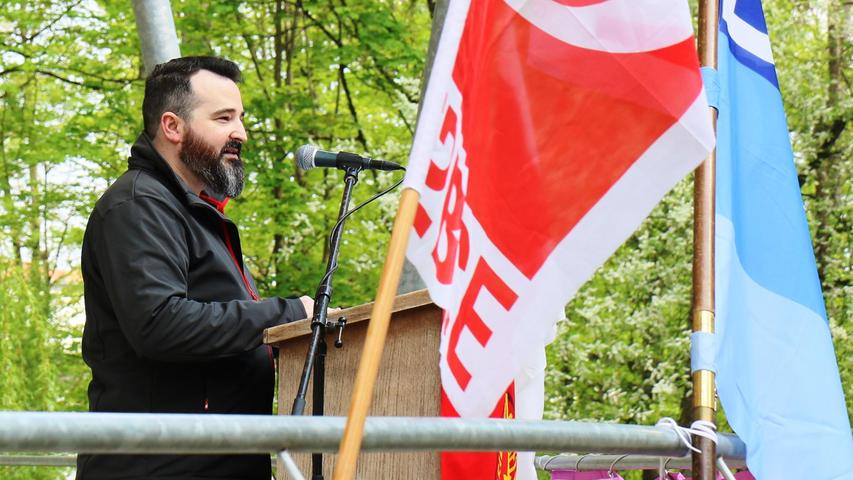 Die Kundgebung Am Weiherbach in Herzogenaurach wurde eröffnet vom DGB-Ortsvorsitzenden Thomas Mölkner, Hauptredner war Dieter Koppenhöfer, Gewerkschaftssekretär IG BCE Nürnberg.