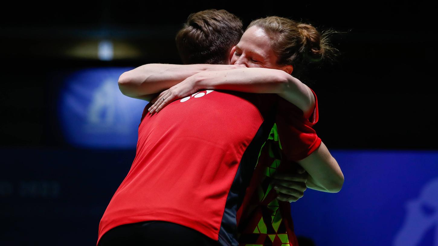 Was für ein Moment: Isabel Lohau umarmt Mark Lamsfuß nach dem Matchball zum EM-Titel. Was für ein Moment: Isabel Lohau umarmt Mark Lamsfuß nach dem Matchball zum EM-Titel.
