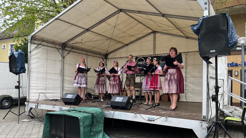 Hier gibt der Chor "Kalinka" der Ortsgruppe Weißenburg der Landsmannschaft der Deutschen aus Russland e.V. eine Gesangsvorstellung zum Besten. Gesungen wurde auf deutsch, russisch und ukrainisch.