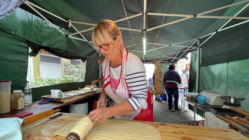 Seit dem zweiten Jahr bietet Familie Merschbecker ungarische Baumstriezel am Fest der Kulturen feil. Zum Nachmittag hin bildeten sich hier lange Schlangen.
