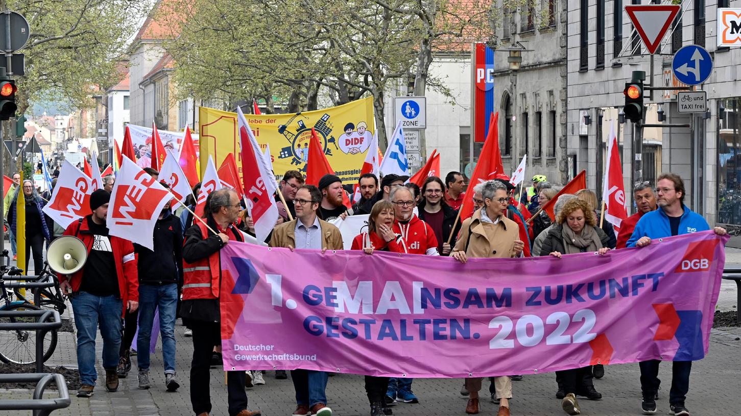 Unter dem Motto "Gemeinsam Zukunft gestalten 2022" rief der DGB für den 1. Mai zu Demo und Kundgebung. Etwa 200 Menschen beteiligten sich. Das Grußwort auf der Maikundgebun sprach OB Florian Janik, die Genossen begrüßte die neue Vorsitzende des DGB Kreisverbandes Erlangen/Höchstadt. Hauptrednerin war Luise Klemens, Bezirksleiterin von ver.di Bayern.