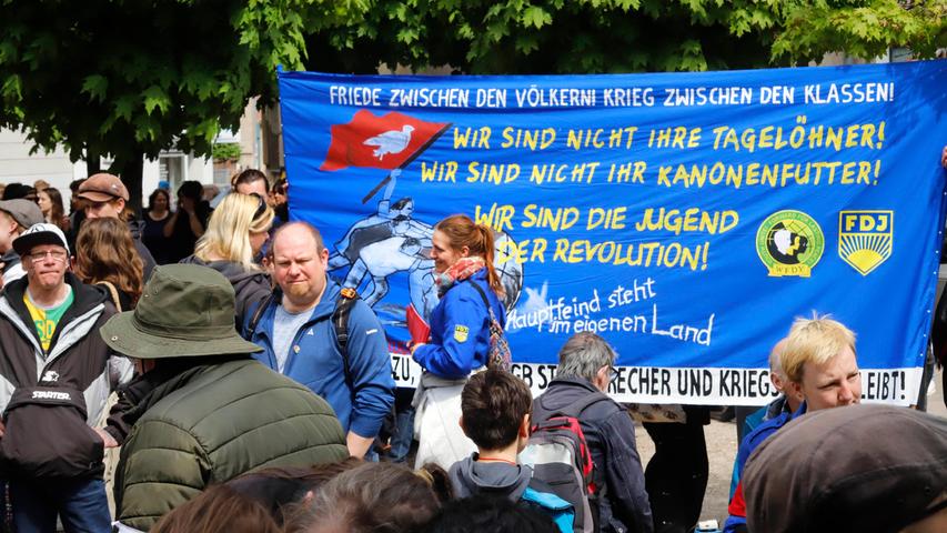 In der Bauerngasse trafen sich Demonstranten zu einer weiteren Kundgebung unter dem Motto "Als Klassen kämpfen - Raus zum revolutionären 1. Mai". Anschließend zogen sie durch Teile der Innenstadt und durch Gostenhof.