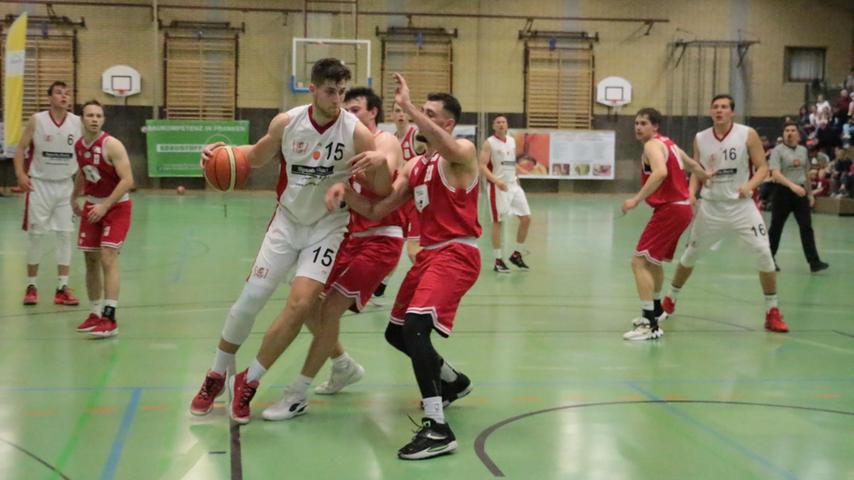 Die VfL-Baskets Treuchtlingen (am Ball Luca Wörrlein) behaupteten sich auch im Heimspiel gegen TTL Bamberg. Endstand: 103:82.
