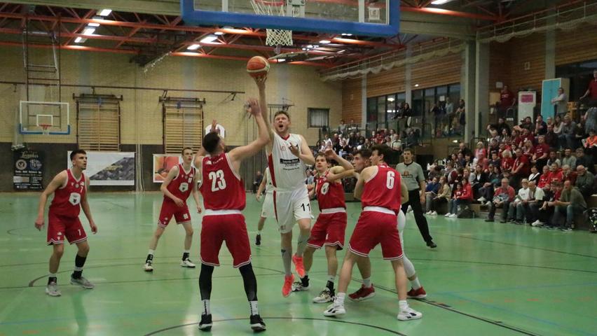 Die VfL-Baskets Treuchtlingen (am Ball Stefan Kapitän Schmoll) behaupteten sich auch im Heimspiel gegen TTL Bamberg. Endstand: 103:82.
