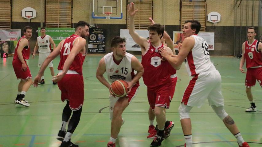 Die VfL-Baskets Treuchtlingen (am Ball Luca Wörrlein) behaupteten sich auch im Heimspiel gegen TTL Bamberg. Endstand: 103:82.