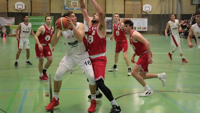 Die VfL-Baskets Treuchtlingen (am Ball Jonathan Schwarz) behaupteten sich auch im Heimspiel gegen TTL Bamberg. Endstand: 103:82.
