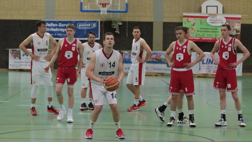 . . . gemeinsam mit Florian Beierlein (am Ball) der Topscorer der VfL-Baskets.