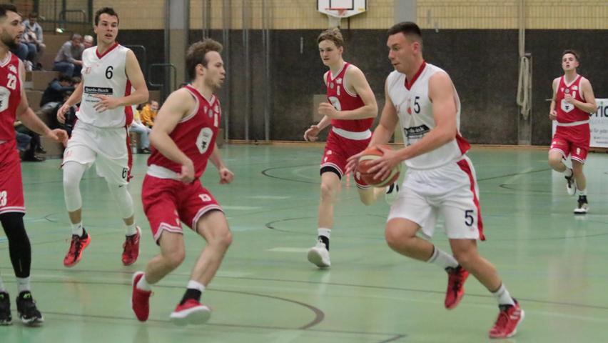 Die VfL-Baskets Treuchtlingen (am Ball Kevin Vogt) behaupteten sich auch im Heimspiel gegen TTL Bamberg. Endstand: 103:82.
