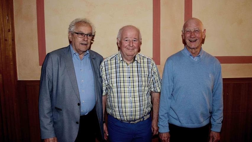Dietrich Heber (links) und Werner Trump (rechts) wurden für 60Jahre Mitgliedschaft, Walter Bartl für 55 Jahre geehrt.
