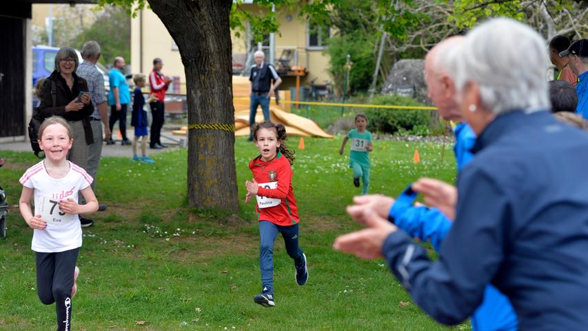 Erlangen: Beim 1. Herzo Kids Run konnten Jungen und Mädchen bis 12 Jahren in untersschiedlichen Jahrgängen unterschiedliche Streckenlängen laufen, angefeuert von Eltern und Bekannten.  01.05.22. Foto:  Harald Sippel