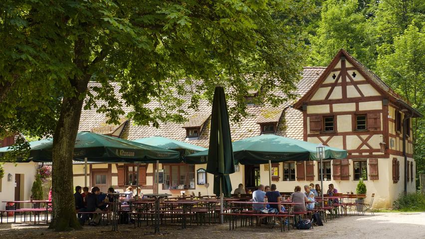 Der Berggasthof Moritzberg erwartet seine Besucher neben einem tollen Ausblick auch mit einer vielfältigen, regionalen Küche. Fleisch und Gemüse kommen vom Bauern in der Nähe, das Wild aus eigener Jagd und die Kuchen sind hausgemacht. Der Gasthof hat von Dienstag bis Sonntag geöffnet: Dienstag bis Donnerstag von 10 bis 20 Uhr, Samstag und Sonntag von 10 bis 21 Uhr und Sonntag von 10 bis 18 Uhr.