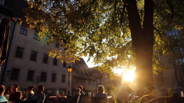 Wir haben in der Redaktion unsere liebsten Biergärten gesammelt. Und: Jetzt sind Sie gefragt, schicken Sie uns bis zum Montag, 9. Mai, Ihren Lieblingsbiergarten per Mail an nordbayern@vnp.de oder kommentieren Sie hier auf Facebook unter unserem User-Aufruf. Für die Favoriten können Sie im Anschluss dann in einem Voting abstimmen. Unter allen Teilnehmenden werden 100 Bücher von "100 Biergarten-Ausflüge für Familien und Entdecker" verlost. Zudem gibt es als Hauptgewinn eine Einladung in den Gewinner-Biergarten plus einen Gutschein zur dortigen Verkostung in Höhe von 100 Euro.
