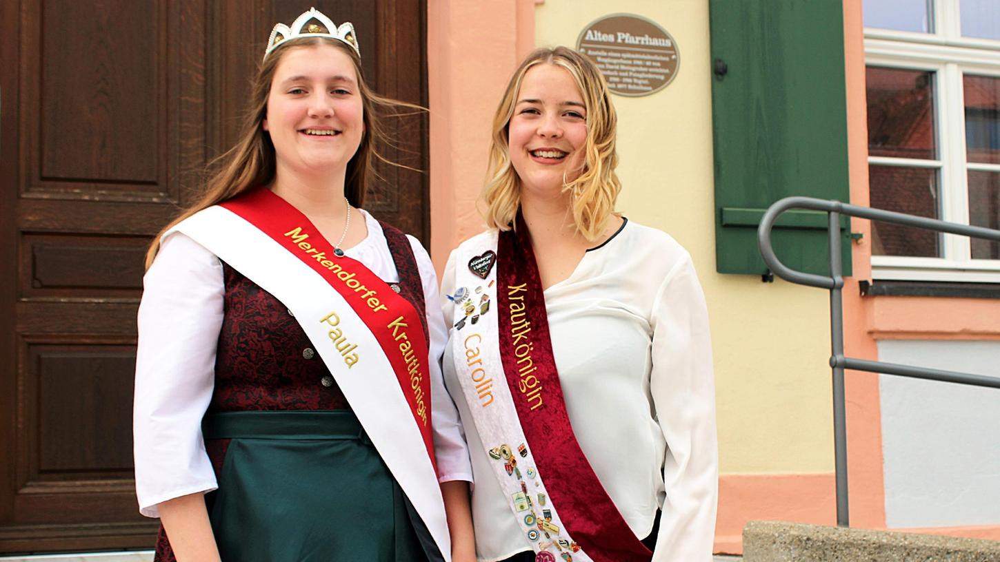 Die neue Merkendorfer Krautkönigin Paula Heidingsfelder (links) hat nun von ihrer Vorgängerin Carolin Kleemann ihre Krone überreicht bekommen.
