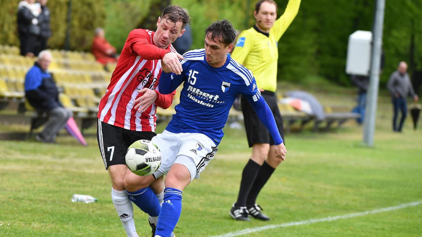 Buchs Dominik Römer (links) muss den Ball im Zweikampf an Forchheims Mathias Rupp abgeben, der mit seinem Team klar die Oberhand behielt.
Buchs Dominik Römer (links) muss den Ball im Zweikampf an Forchheims Mathias Rupp abgeben, der mit seinem Team klar die Oberhand behielt.