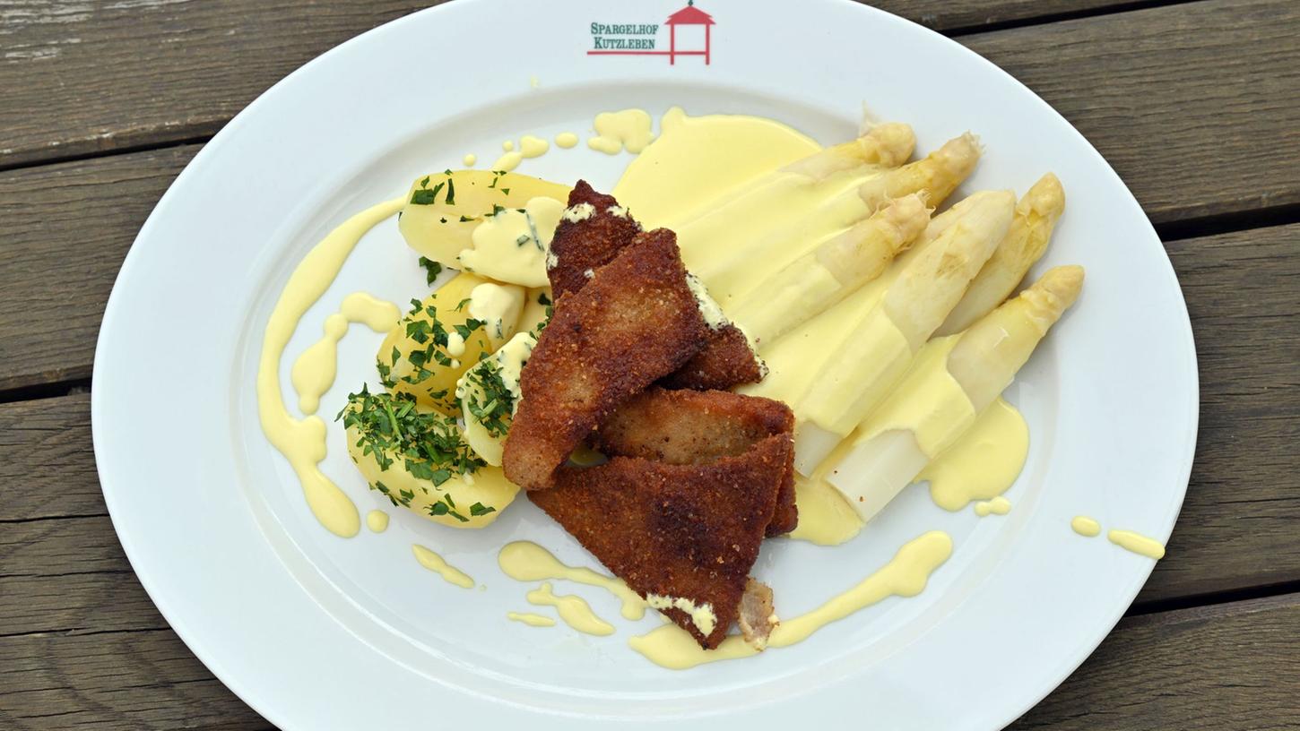 Klassiker: Schnitzel, Spargel mit Sauce Hollandaise und Kartoffeln. Millionen Deutsche lieben Spargel. Viele rümpfen aber auch die Nase und können den jährlichen Hype nicht verstehen. Klassiker: Schnitzel, Spargel mit Sauce Hollandaise und Kartoffeln. Millionen Deutsche lieben Spargel. Viele rümpfen aber auch die Nase und können den jährlichen Hype nicht verstehen.