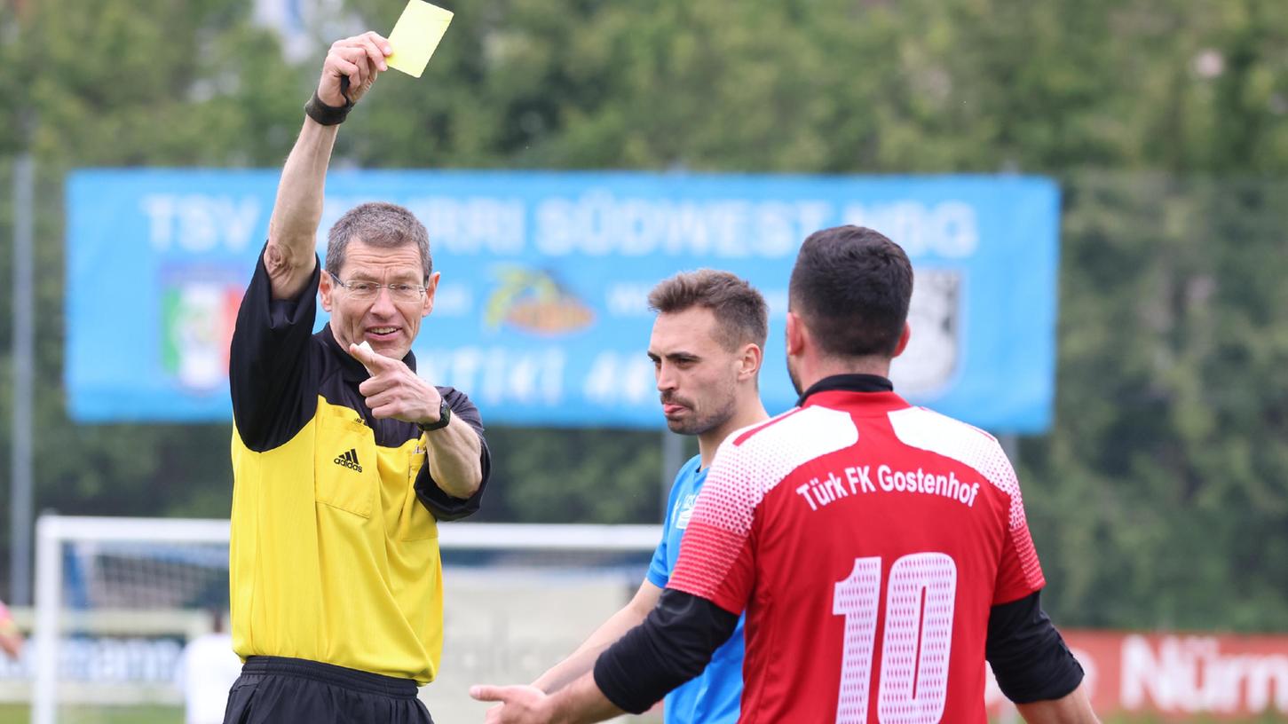 Geht es nach dem Willen der mittelfränkischen Fußballvereine, so soll der Schiedsrichter künftig wieder Spieler für nur zehn Minuten vom Platz stellen. Die Gelbe Karte wird aber weiterhin Bestand haben.
Geht es nach dem Willen der mittelfränkischen Fußballvereine, so soll der Schiedsrichter künftig wieder Spieler für nur zehn Minuten vom Platz stellen. Die Gelbe Karte wird aber weiterhin Bestand haben.