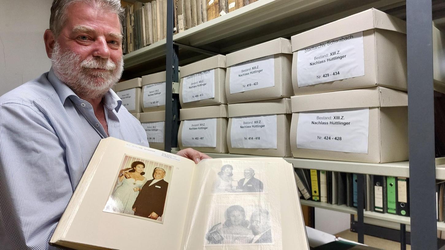 "Besonders interessant sind auch die historischen Fotos", sagt Stadtarchivar Wolfgang Dippert und zeigt ein Album aus der Nachlass von Hans Hocheder, der von 1945 bis 1970  Schwabachs Oberbürgermeister war. 
