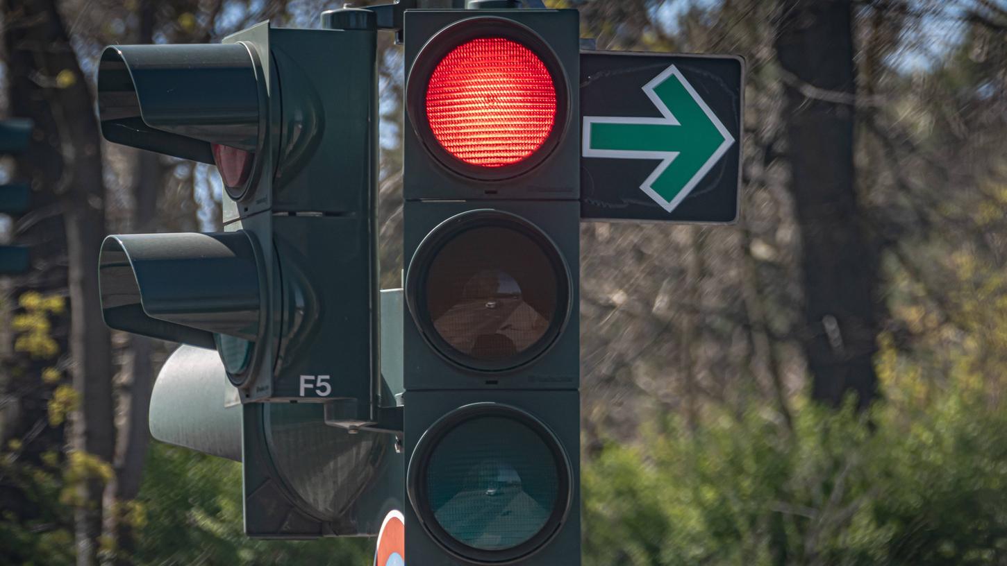Rote Ampel, grüner Pfeil: Müssen Rechtsabbieger anhalten oder dürfen sie einfach fahren?