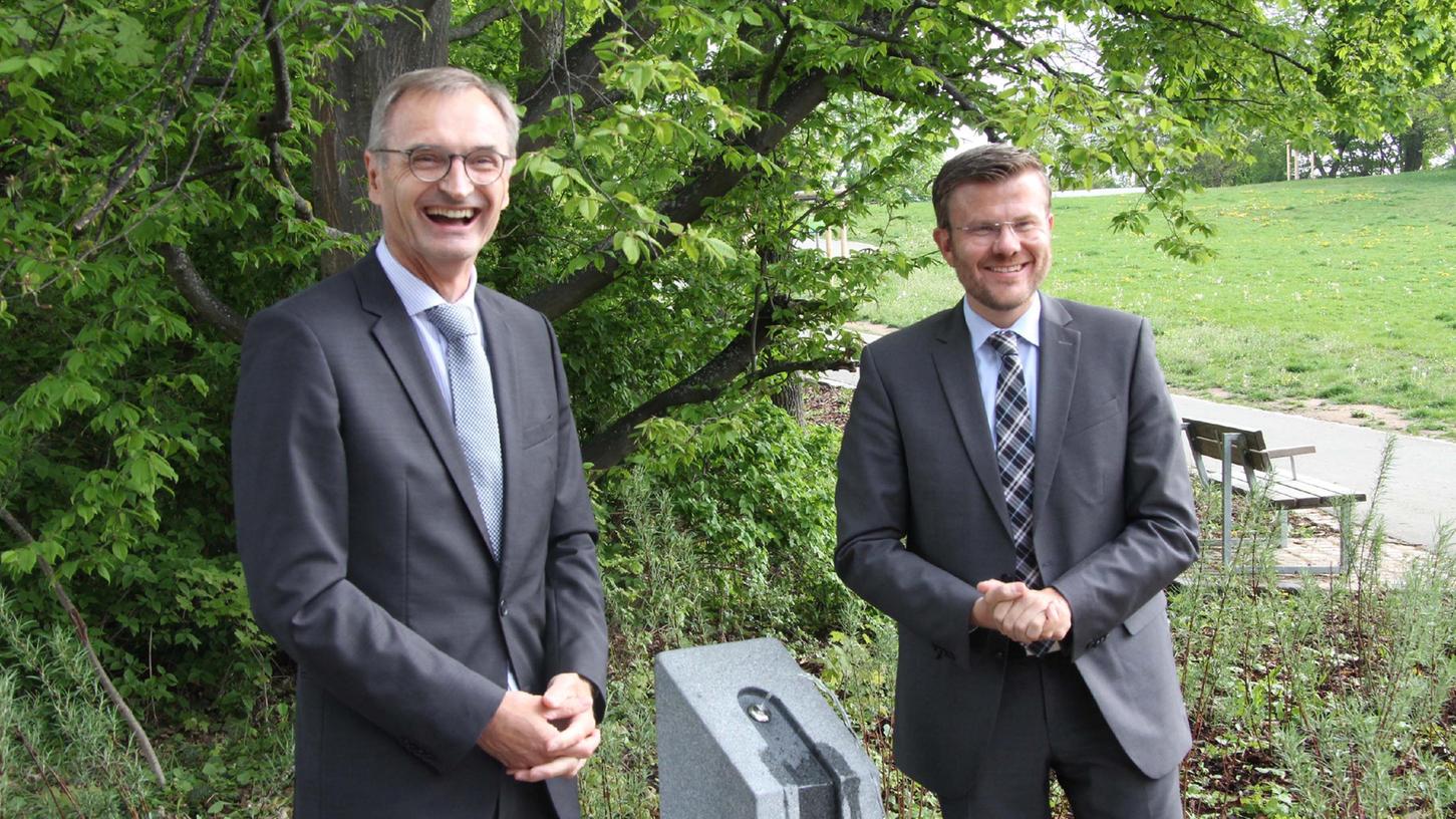 Oberbürgermeister Marcus König und Vorstandsvorsitzender der N-Ergie Josef Hasler weihen den neuen Trinkwasserbrunnen der Rechenberganlage ein.