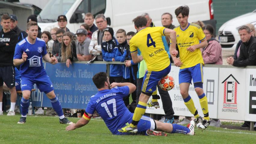 Spitzenspiel in der A-Klasse West: Der SV Alesheim (in Blau) behauptete sich mit einem 4:0-Sieg klar gegen den SC Stirn.