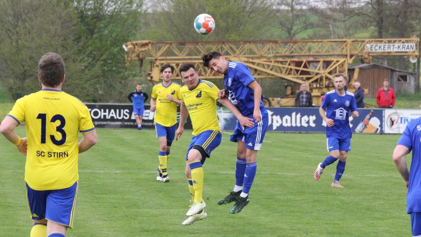 Spitzenspiel in der A-Klasse West: Der SV Alesheim (in Blau) behauptete sich mit einem 4:0-Sieg klar gegen den SC Stirn.