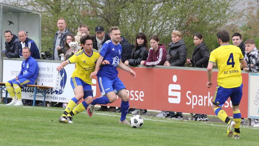Spitzenspiel in der A-Klasse West: Der SV Alesheim (rechts Jonas Auernheimer) behauptete sich mit einem 4:0-Sieg klar gegen den SC Stirn (links Jakob Weeger).