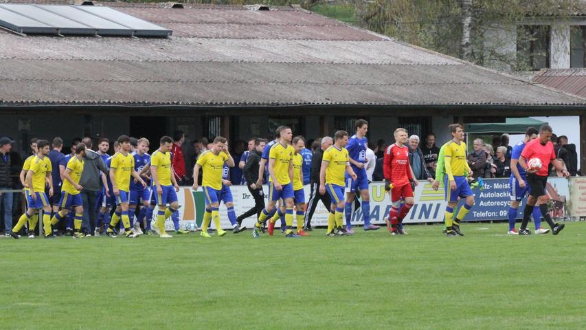 Zu Spielbeginn waren beide Mannschaften gemeinsam am Sportplatz "An der Stöcki" eingelaufen.