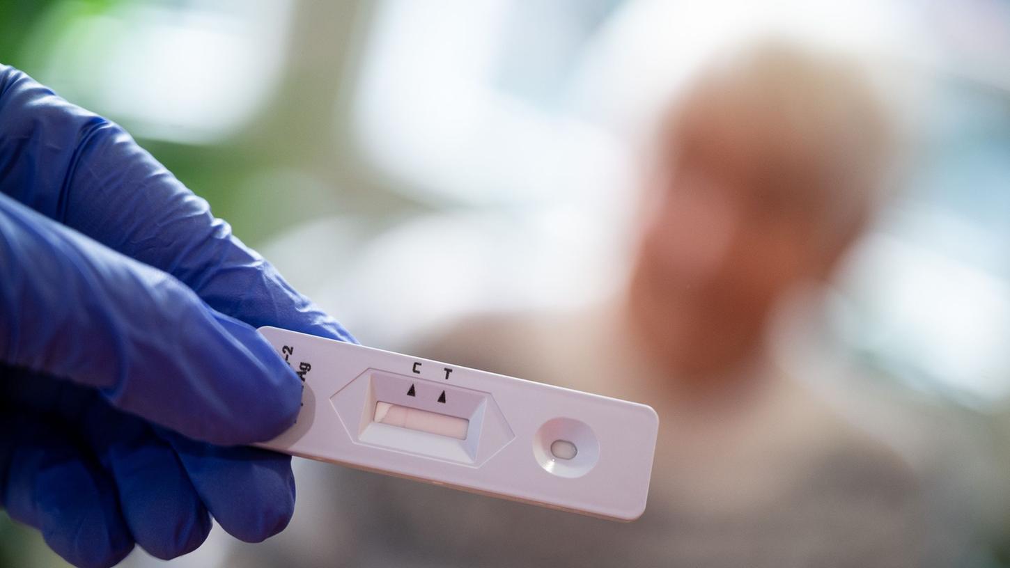 Gesundheitsminister Karl Lauterbach empfiehlt
die fünftägige Corona-Isolation mit einem Test abzuschließen. Das Freitesten könne mit einem Antigen-Schnelltest oder einem PCR-Labortest erfolgen. Gesundheitsminister Karl Lauterbach empfiehlt
die fünftägige Corona-Isolation mit einem Test abzuschließen. Das Freitesten könne mit einem Antigen-Schnelltest oder einem PCR-Labortest erfolgen.