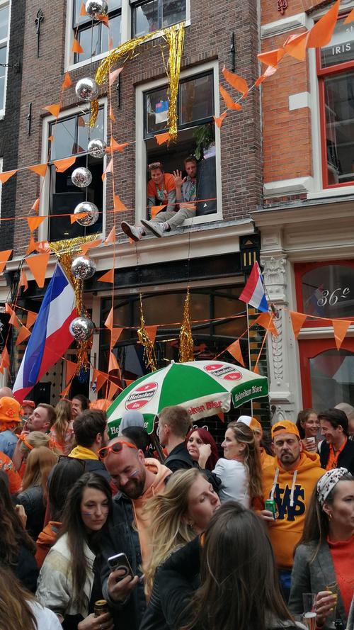 Party pur. Das bedeutet der Königstag in Amsterdam. Da mutieren Wohnungen kurzerhand zu DJ-Lounges und die Straße zum Streetfloor.