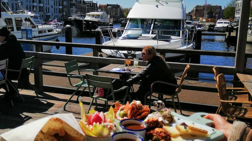 Ein "lekker" Essen im Hafen: Wer mit dem Hausboot unterwegs ist, wird diese Location, nämlich direkt auf und am Wasser, nur zu gerne bei schönem Wetter genießen.