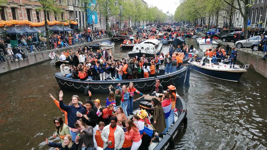 Eine Mischung aus Rosenmontag im Rheinland und Rave-Party: der Koningsdag, der Königstag, der jedes Jahr am 27. April in den Niederlanden und gerade auch in Amsterdam ausgelassen gefeiert wird.