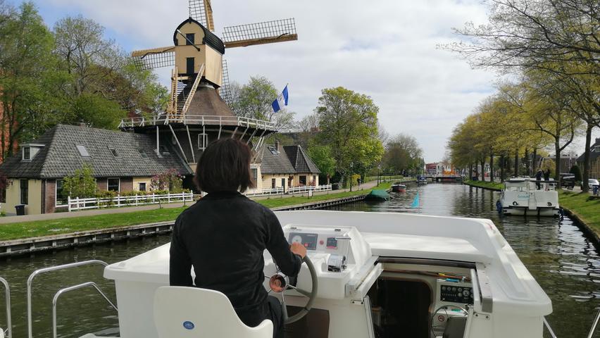 Holland wie aus dem Bilderbuch: Gemächlich an Windmühlen, idyllischen Dörfernund einladenden Häusern vorbei, lässt sich im Hausboot bei maximal 12 km/h die Langsamkeit auf dem Wasser gut genießen.