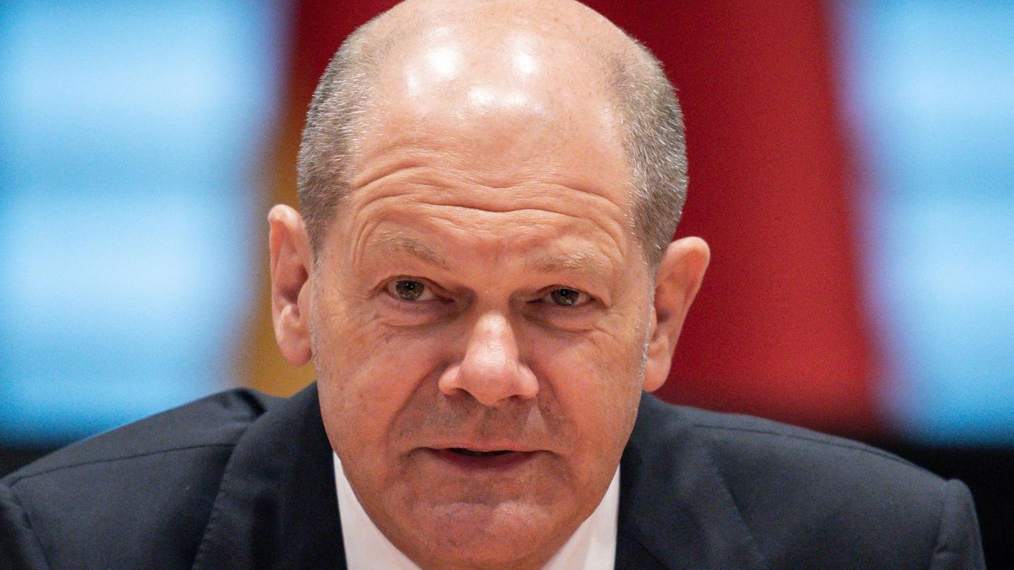 Spätestens seit Kriegsbeginn sei es laut Olaf Scholz unmöglich, dass Gerhard Schröder weiter seine Posten besetzt. Spätestens seit Kriegsbeginn sei es laut Olaf Scholz unmöglich, dass Gerhard Schröder weiter seine Posten besetzt.