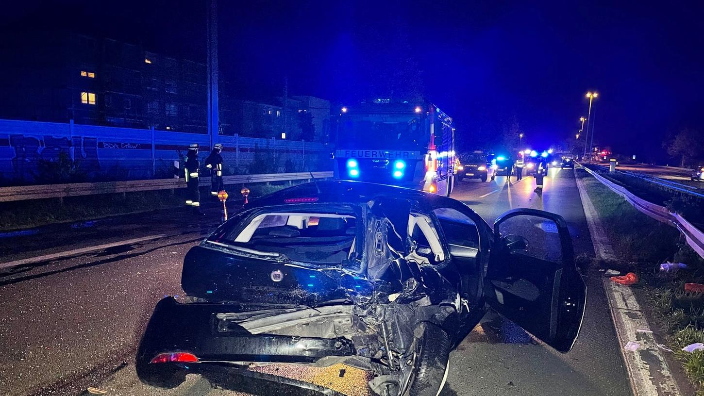Nach einem schweren Unfall am Montagabend musste die A73 Richtung Fürth komplett gesperrt werden.
Nach einem schweren Unfall am Montagabend musste die A73 Richtung Fürth komplett gesperrt werden.