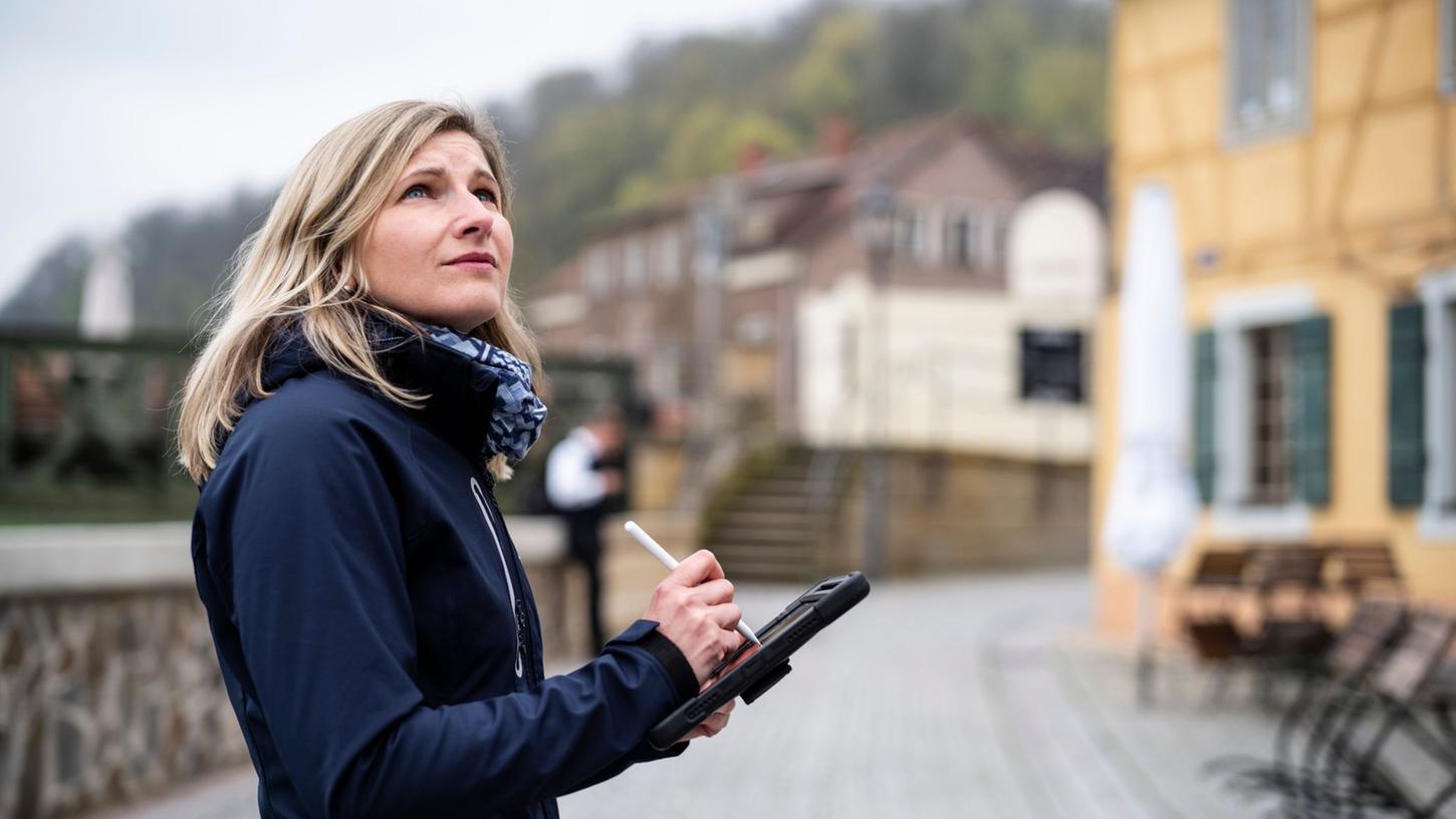 Schadenreguliererin Katja Burglin klärt Sachlagen vor Ort im Kontakt mit den Kunden - zur Schadenaufnahme nutzt sie ihr Tablet. Schadenreguliererin Katja Burglin klärt Sachlagen vor Ort im Kontakt mit den Kunden - zur Schadenaufnahme nutzt sie ihr Tablet.