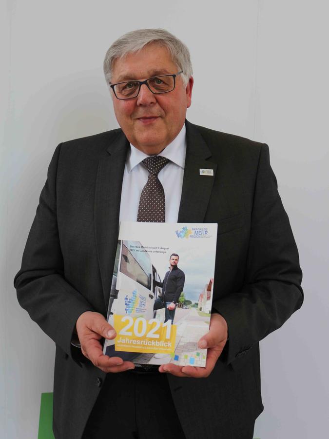 Landrat Helmut Weiß präsentiert das neue Werk.
Landrat Helmut Weiß präsentiert das neue Werk.