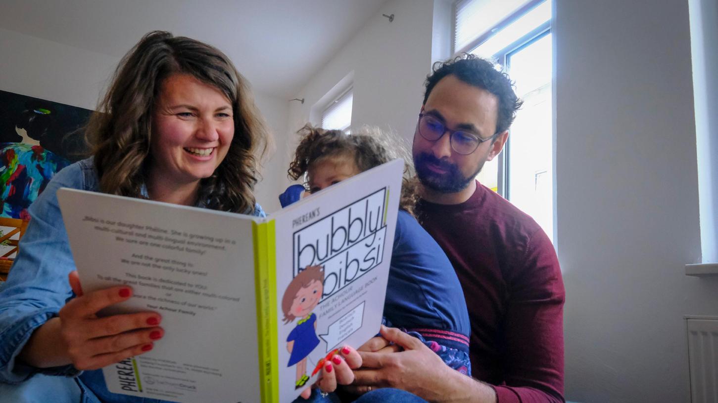 Annemarie Achour und ihr Mann Réda haben für ihre Tochter Phéline ein mehrsprachiges Bild-Wörterbuch entwickelt - und möchten damit nun geflüchteten Kindern aus der Ukraine den Start in Deutschland erleichtern.
Annemarie Achour und ihr Mann Réda haben für ihre Tochter Phéline ein mehrsprachiges Bild-Wörterbuch entwickelt - und möchten damit nun geflüchteten Kindern aus der Ukraine den Start in Deutschland erleichtern.