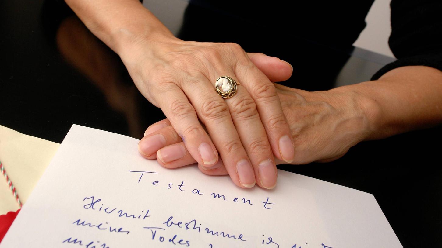 Eigenhändig und (leserlich) handschriftlich verfasst, unterschrieben und mit Ort und Datum versehen - die Formvorschriften für ein Testament sind streng.
Eigenhändig und (leserlich) handschriftlich verfasst, unterschrieben und mit Ort und Datum versehen - die Formvorschriften für ein Testament sind streng.