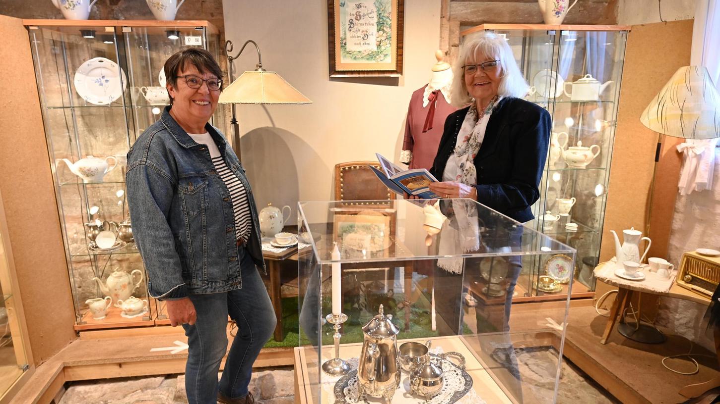 Jutta Triantafyllidis (r.) und Brigitte Schieder sind die Macherinnen des Museums.
Jutta Triantafyllidis (r.) und Brigitte Schieder sind die Macherinnen des Museums.