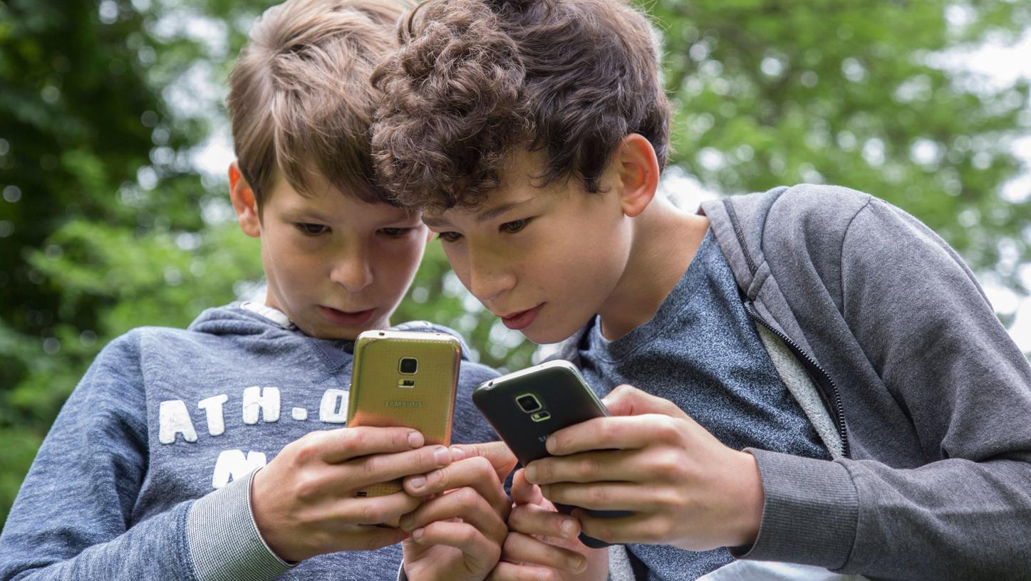 Bei Kindern sollte die Zeit am Smartphone beschränkt werden. Bei Kindern sollte die Zeit am Smartphone beschränkt werden.